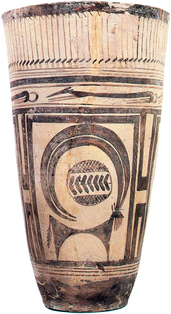 Ваза IV тысячелетия до н. э., обнаруженная во время раскопок в Сузах (территория современного Ирана). Коллекция Лувра. Желтовато-белая глина, покрытая геометрическим узором.